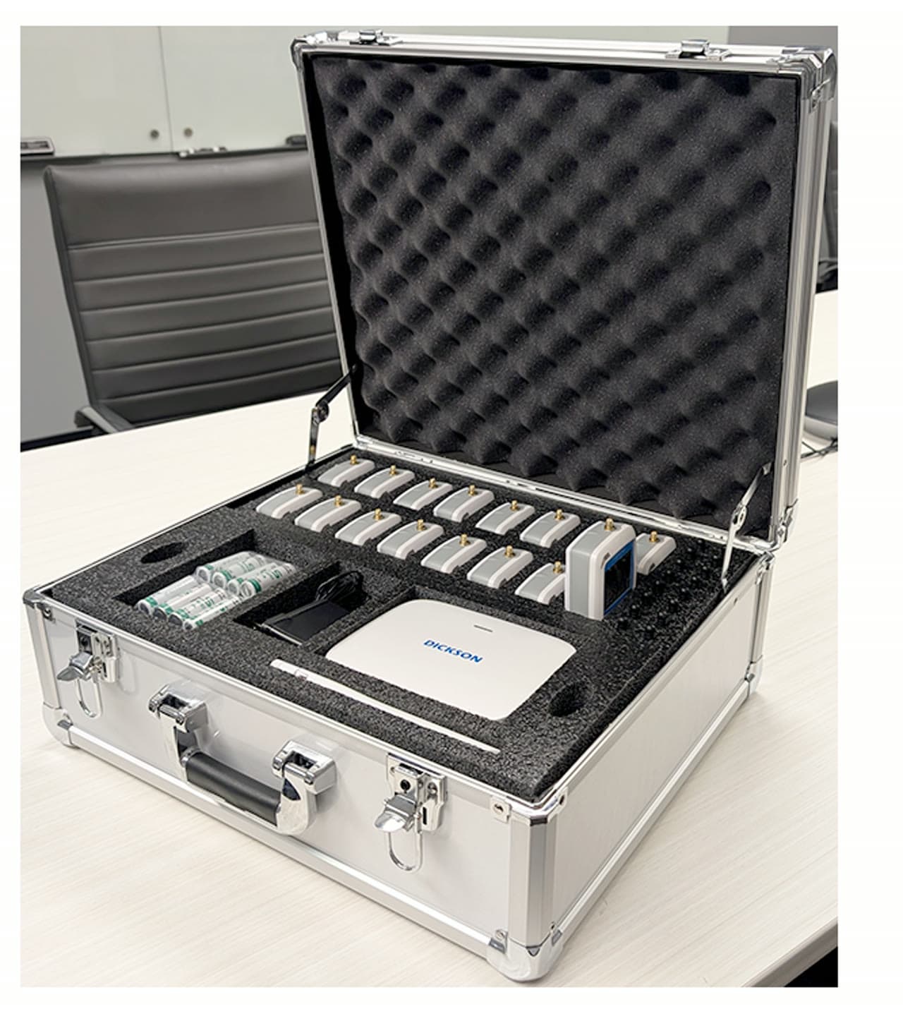 Dickson 3D temperature mapping kit in professional carrying case with data loggers, receiver, and calibration certificates